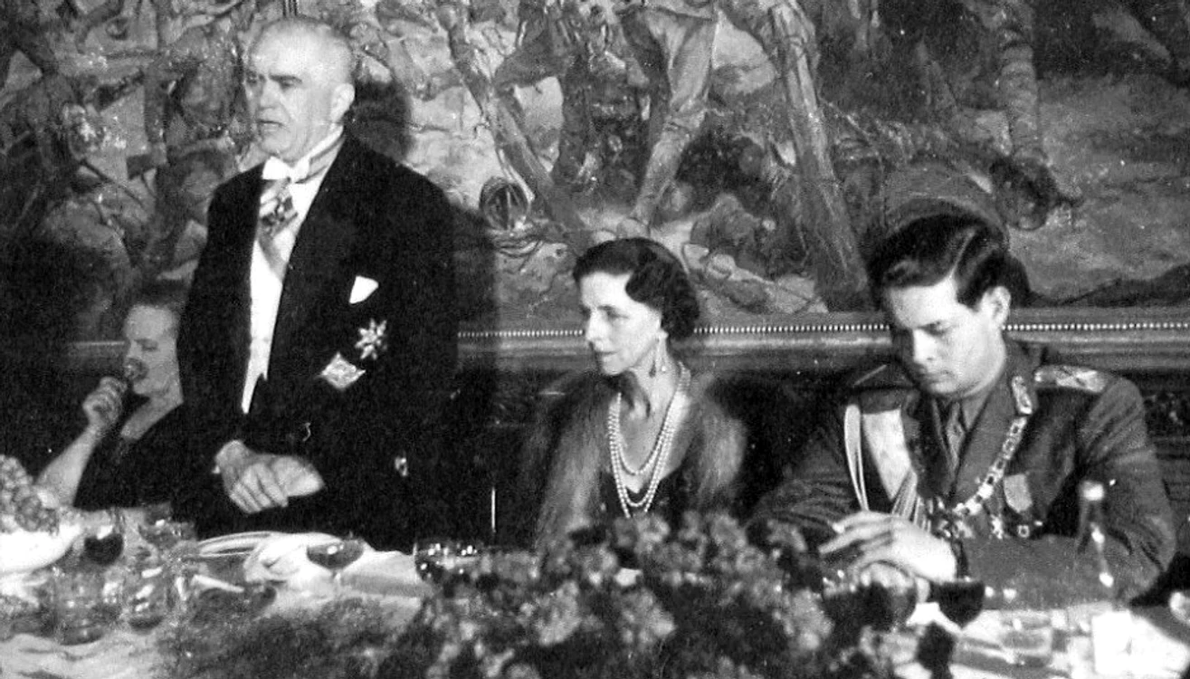 Comuniștii l-au obligat prin diferite mijloace pe Regele Mihai să abdice. URSS dorea cu orice preț ca România să intre ăn sfera sa de influență