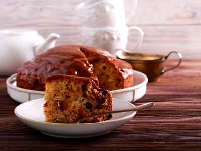 Tort cu caramel si curmale  Sursa foto shutterstock 1253436871 jpg