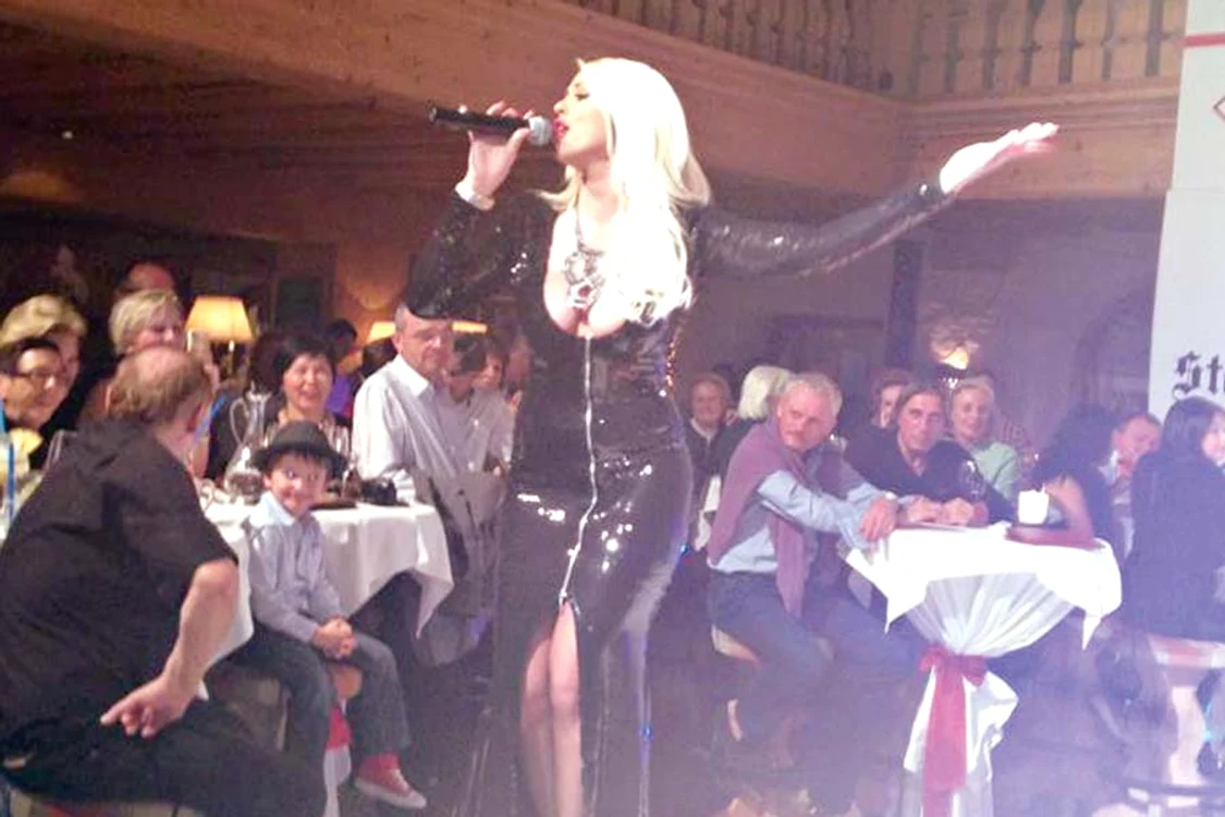 Roxana Nemeş a cântat câteva melodii suave  pentru afaceristul Nicu Gheară (FOTOGRAFII: ARHIVA PERSONALĂ)