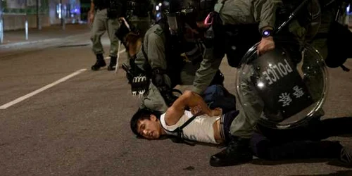 Protestatar retinut in Hong Kong FOTO EPA-EFE