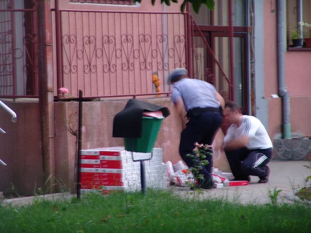 Poliţiştii au numărat pachetele de ţigări zeci de minute