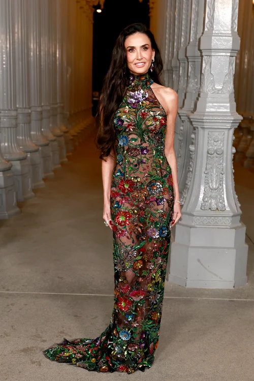 Demi Moore a optat pentru o rochie transparentă cu un model floral (Foto: GettyImages)