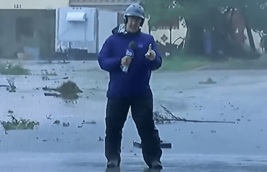 Uraganul Ian: Reporter, la un pas de a fi lovit de fulger, în timp ce transmitea live VIDEO