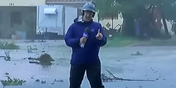 Jim Cantore a fost aproape de a fi lovit de un fulger png