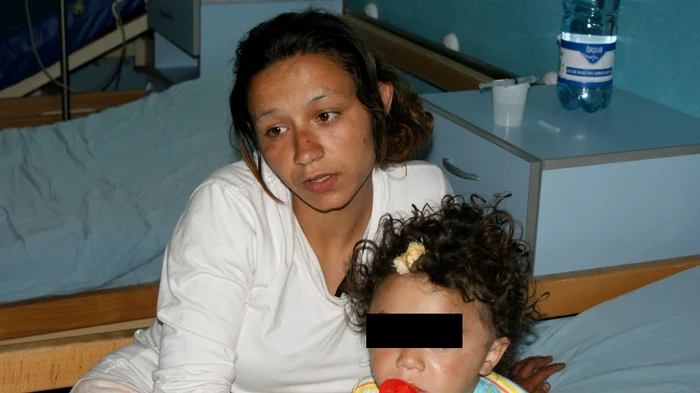 Mama copilului târât de tren alături de băieţelul accidentat