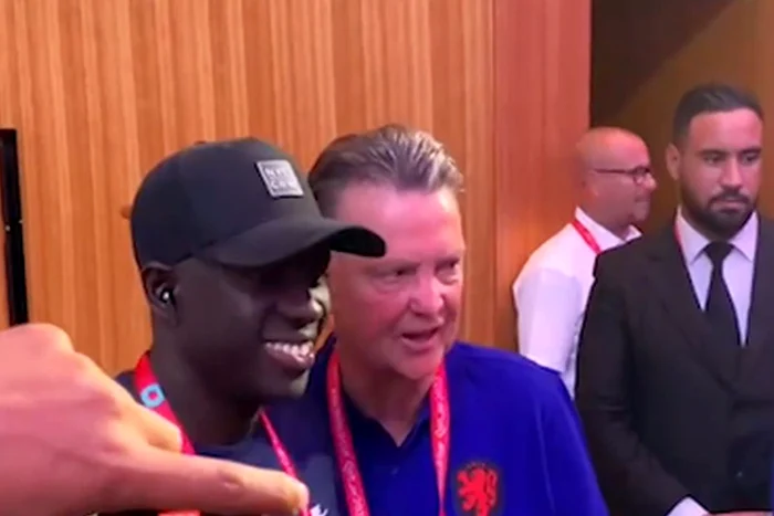 Louis Van Gaal, alături de jurnalistul senegalez Papa Mahmoud Gueye. Captură TV