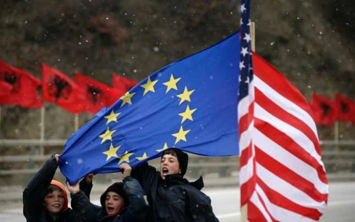 Copiii kosovari se joacă cu steagul UE şi cel al SUA, fundalul fiind aisgurat de steagul albanez. Poza este făcută în Kacanik, în sudul capitalei din Kososvo, Priştina (15 februarie 2009) FOTO Hazir Reka/Reuters