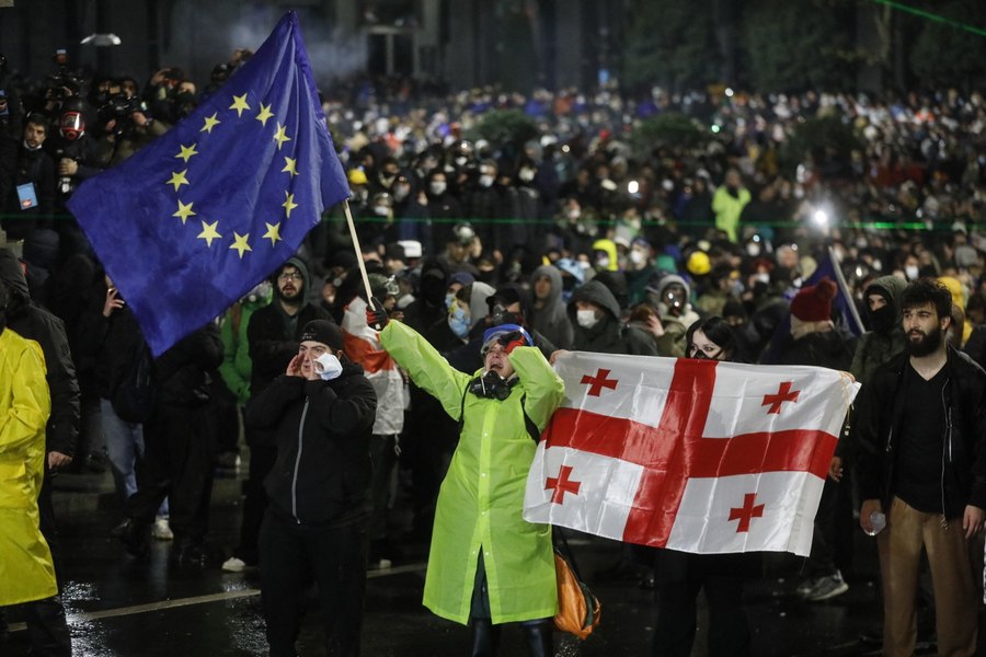 Noul peședinte al Georgiei a depus jurământul pe fondul protestelor masive. Fosta șefă de stat părăsește palatul prezidențial