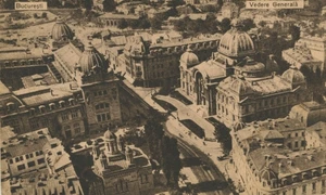 Bucureștiul interbelic. Vedere aeriană spre Calea Victoriei; în stânga se află Palatul Poștelor și Biserica Zlătari iar vizavi, Casa de Depuneri (Palatul CEC) și Hotelul Francez (© iMAGO Romaniae)