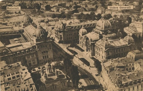 Bucureștiul interbelic. Vedere aeriană spre Calea Victoriei; în stânga se află Palatul Poștelor și Biserica Zlătari iar vizavi, Casa de Depuneri (Palatul CEC) și Hotelul Francez (© iMAGO Romaniae)