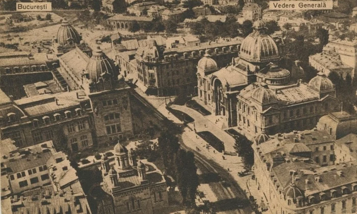 Bucureștiul interbelic. Vedere aeriană spre Calea Victoriei; în stânga se află Palatul Poștelor și Biserica Zlătari iar vizavi, Casa de Depuneri (Palatul CEC) și Hotelul Francez  (© iMAGO Romaniae)