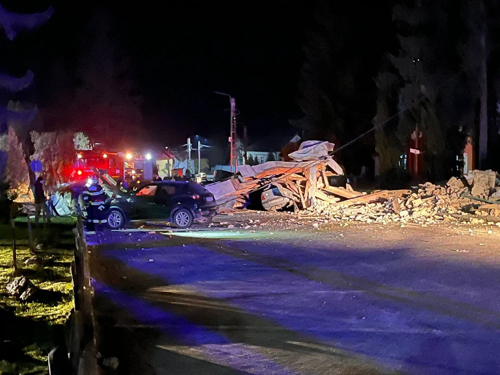 Biserică prăbușită pe carosabil în Sălaj: salvatorii caută eventuale victime sub dărâmături. Mai multe mașini au fost avariate