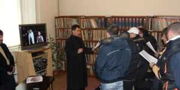 Deţinuţii au cântat colinde la biblioteca publică