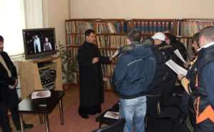 Deţinuţii au cântat colinde la biblioteca publică