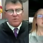 o femeie din sua a incercat sa intre la proces de la volan foto captura video the independent png