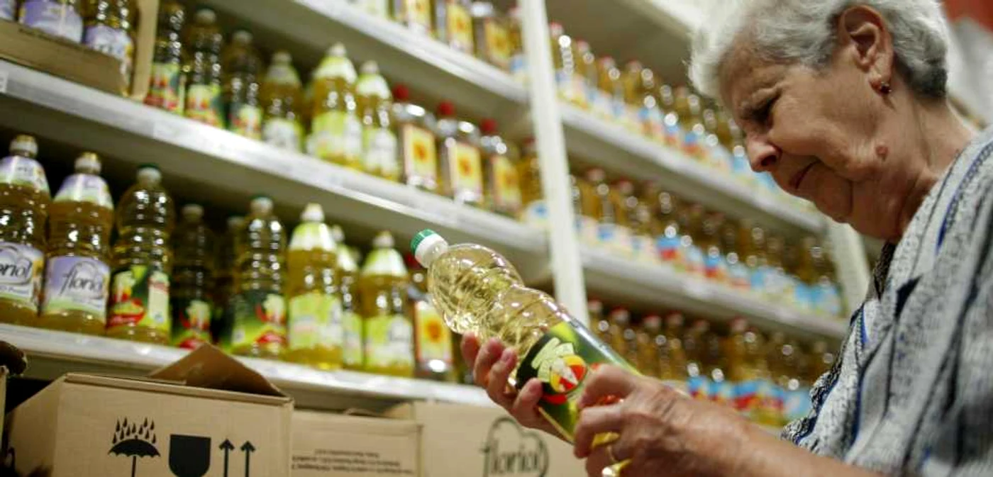 cumparaturi supermarket pensionar - ulei FOTO Mediafax