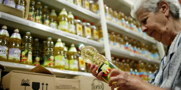 cumparaturi supermarket pensionar - ulei FOTO Mediafax 