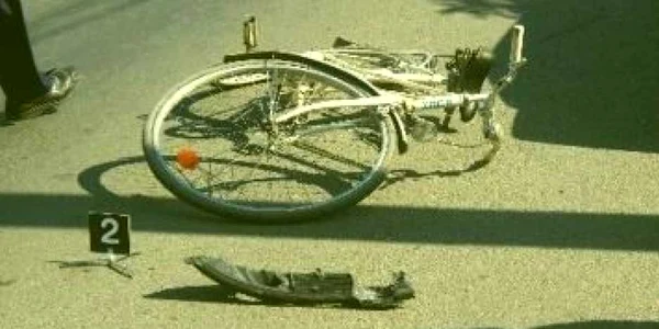 Hunedoara: O biciclistă a fost lovită de un Audi pe drumul naţional Deva – Arad