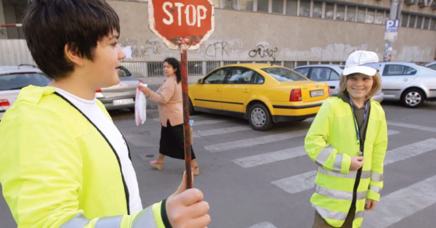 Copiii respectă cu mai multă stricteţe regulile de circulaţie decât adulţii 