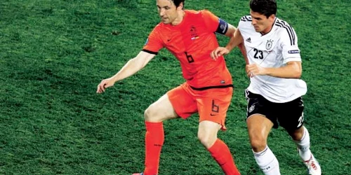 Van Bommel (nr. 6) a fost depăşit de Gomez (23), care a reuşit dubla în meciul cu Olanda p Foto: reuters