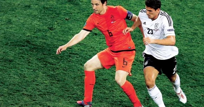 Van Bommel (nr. 6) a fost depăşit de Gomez (23), care a reuşit dubla în meciul cu Olanda p Foto: reuters