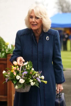Regina Camilla cu broșă din safir, GettyImages