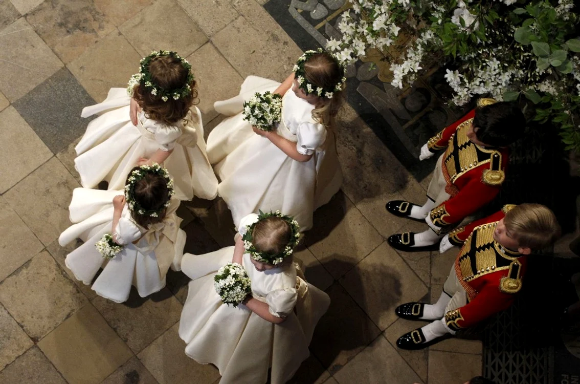 Fetiţele care au fost domnişoare de onoare au purtat coroniţe foto: AFP