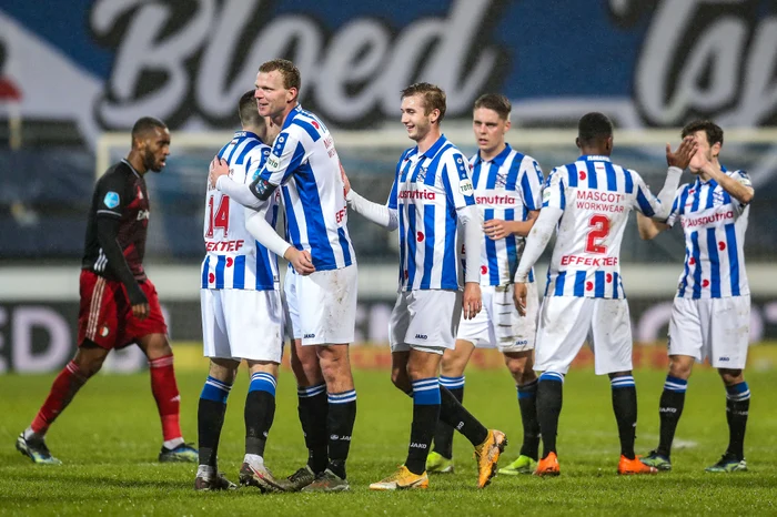 
    Jucătorii lui Heereveen se bucură după victoria cu Feyenord RotterdamFoto: EPA-EFE  