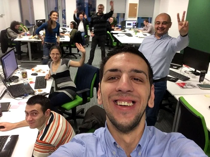 Un girofar intretine atmosfera de Black Friday in biroul Profitshare