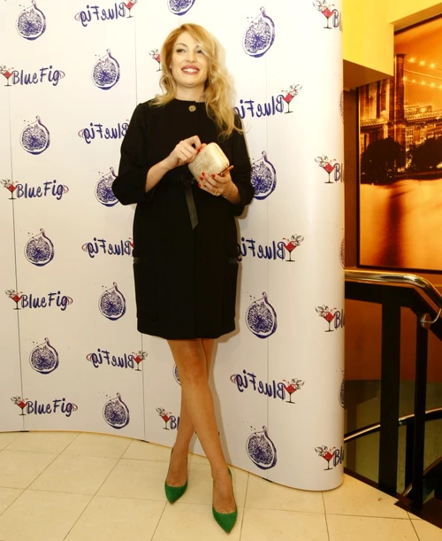 Valentina Pelinel şi-a expus picioarele interminabile la deschiderea clubului BlueFig