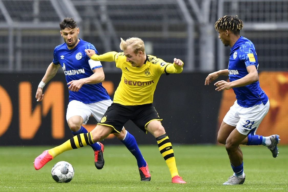 
    Jean-Clair Todibo îl tatonează pe Erling Braut HaalandFoto: Guliver / GettyImages  