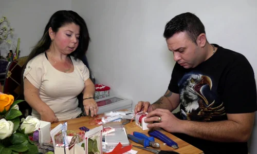 alina si bogdan lucreaza de zor la martisoare png
