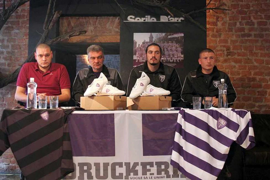 Reprezentanţii SS Politehnica Timişoara, alături de ghetele şi tricourile gândite şi create de suporteri. FOTO: Sebastian Tătaru