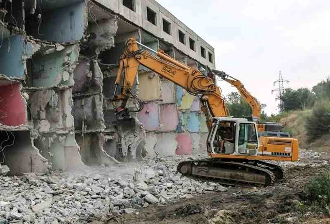 
    Muncitorii au demolat din greşeală un bloc în Giurgiu. După ce au observat eroarea, au trecut la clădirea "bună"Foto: giurgiuveanul.ro  
