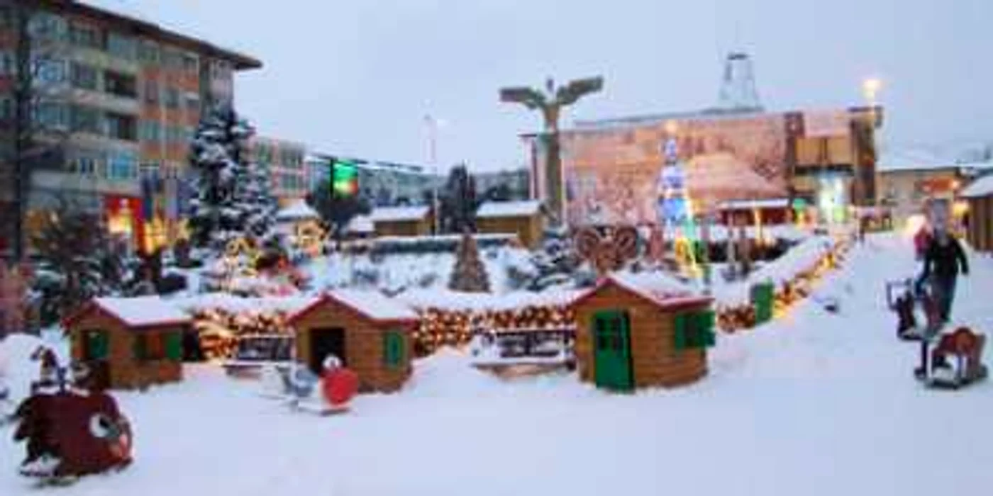Orăşelul Copiilor amenajat pe esplanada Casei de Cultură este pustiu