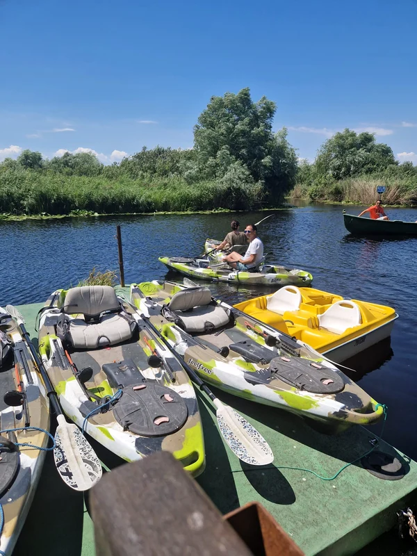Dan Negru și soția sa, Codruța, s-au urcat în bărci tip canoe și au plecat să exploreze zona / foto: Click!