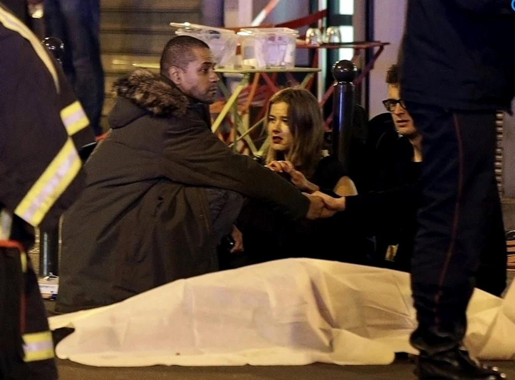 Pe străzile din Paris a fost haos în noaptea de vineri spre sâmbătăFoto: Twitter
