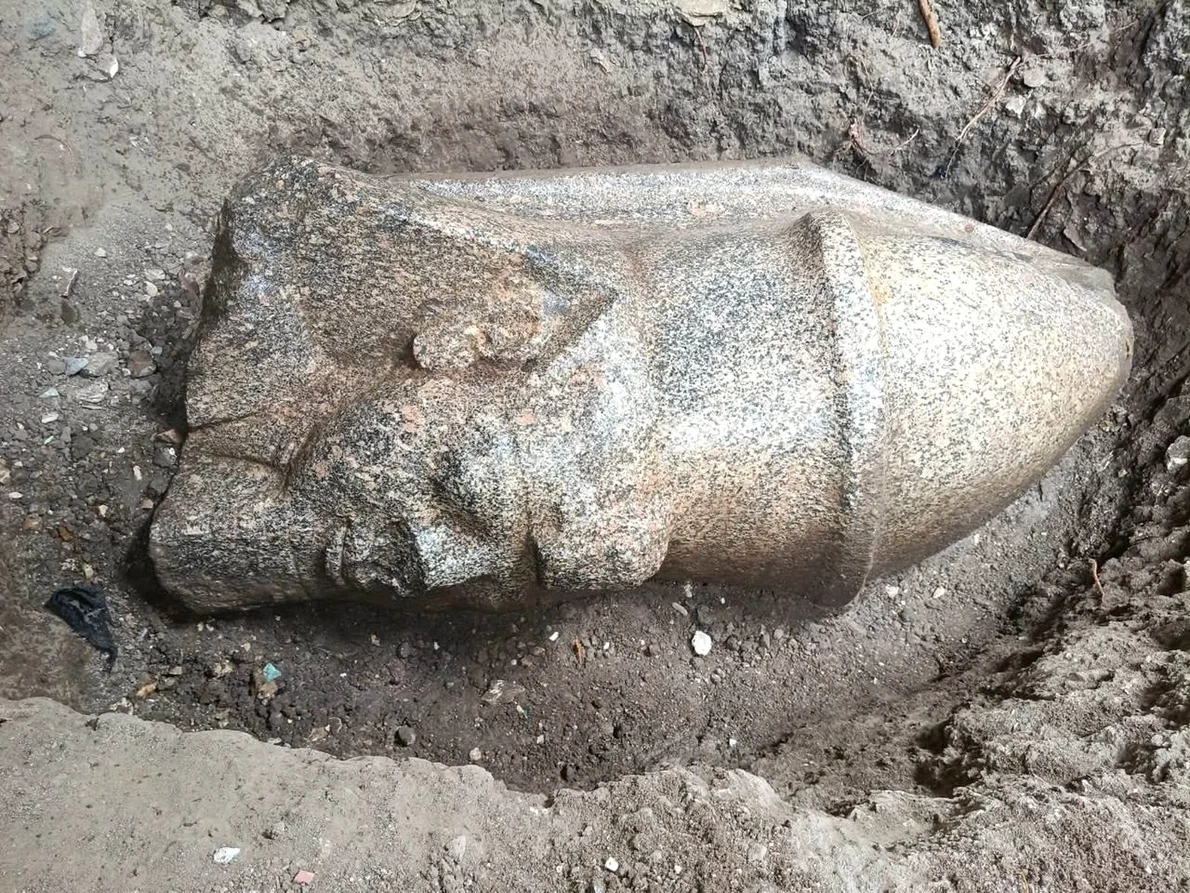 Două statui colosale, vechi de peste 3.000 de ani, descoperite în Egipt