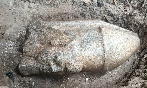 Două statui colosale, vechi de peste 3.000 de ani, descoperite în Egipt 