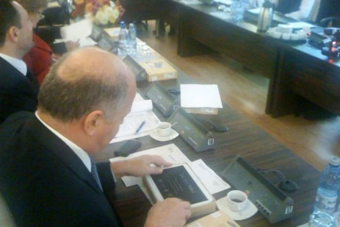 Odată cu tabletele consilierii au primit şi adrese de email personalizate pe contul primăriei. FOTO: gazetadambovitei.ro