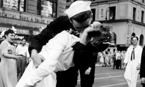 Povestea din spatele celei mai celebre imagini din Al II lea Război Mondial  Care au fost protagoniştii fotografiei jpeg