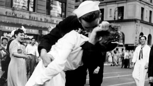 Povestea din spatele celei mai celebre imagini din Al II lea Război Mondial Care au fost protagoniştii fotografiei jpeg