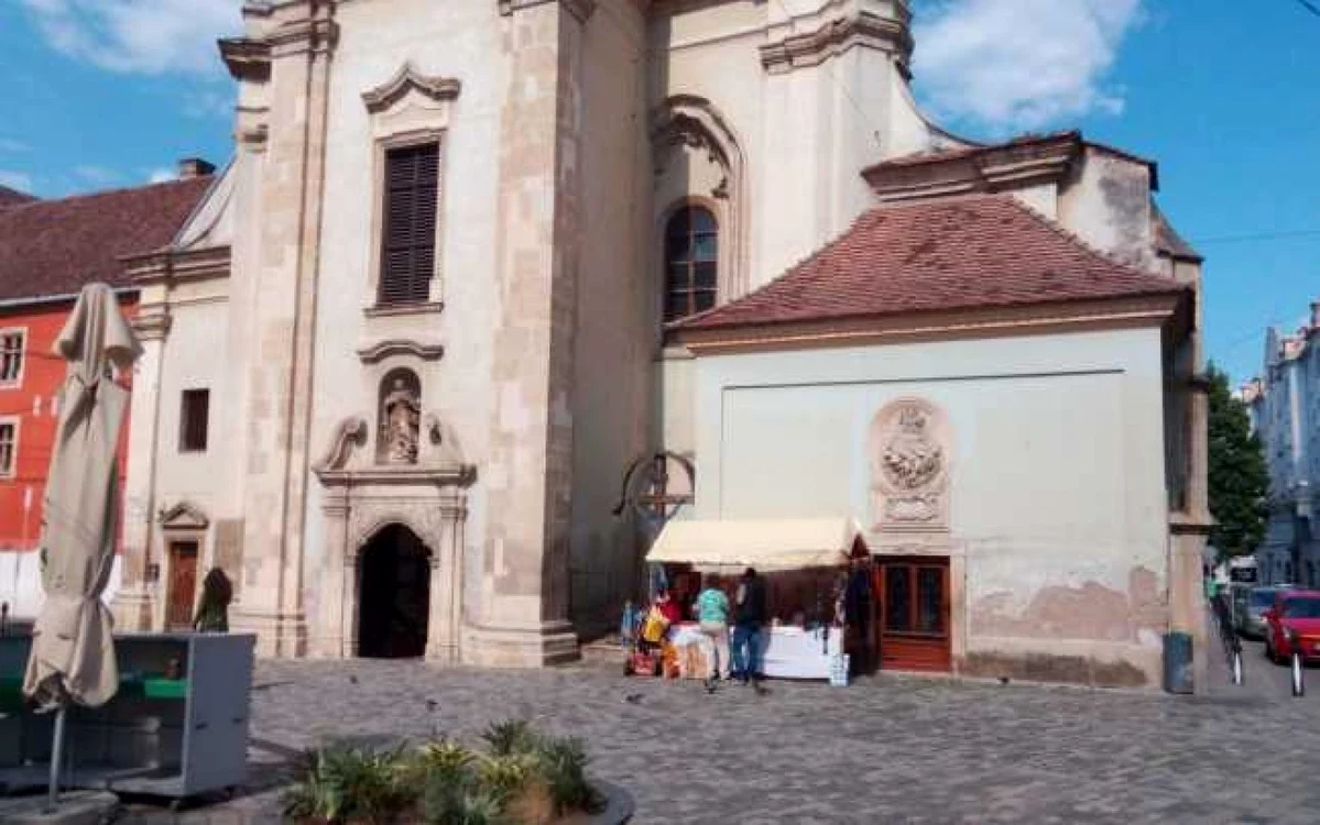 Godină a găsit o terasă în faţa Bisericii Fanciscane din Piaţa Muzeului, Cluj-Napoca, unde în fiecare marti persoanele nevoiaşe primesc alimente. FOTO: Remus Florescu