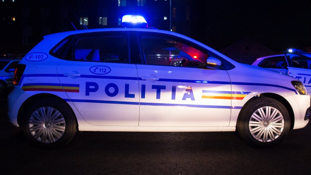 Crimă îngrozitoare mascată de un accident sinucigaș. Un șofer s-a izbit într-un copac după ce și-a tranșat nevasta