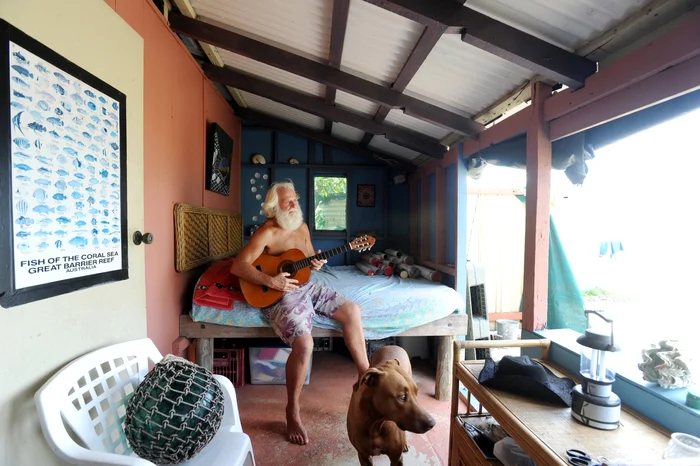 Şi-a amenajat  o casă din lemne  unde se simte  ca în Rai