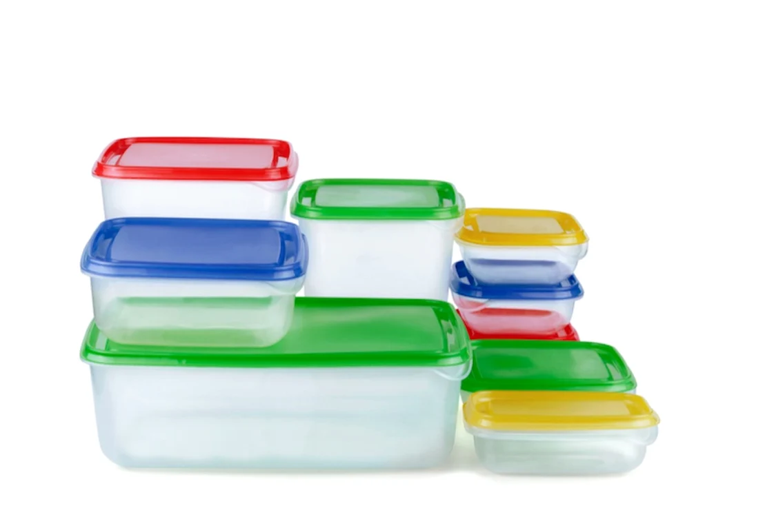 Unele caserole de plastic pot conţine substanţe periculoase. FOTOciao.ro