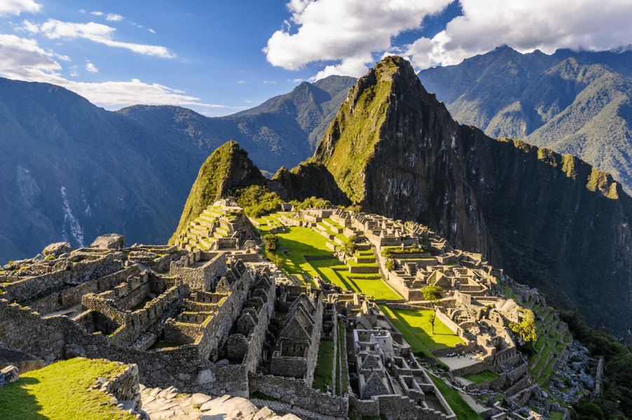 Sute de turiști au rămas blocați la Machu Picchu din cauza protestelor din Peru