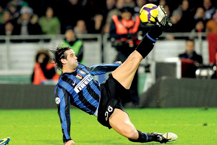 
    Cristi Chivu a renunţat la ideea de a mai  reveni pe teren. El  vrea doar să poată  merge din nou normal (Foto: Guliver )  