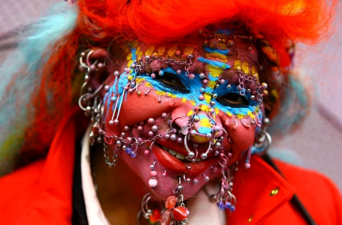 Elaine Davidson deține recordul mondial pentru cele mai multe piercing-uri (foto: Facebook)