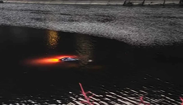 Mașina care a plonjat în Olt.